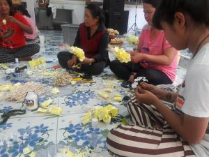 17. อบรมเชิงปฏิบัติการการทำดอกไม้จันทน์ วันที่ 4 กุมภาพันธ์ 2559 ณ ชุมชนหนองหลวง อ.ลานกระบือ